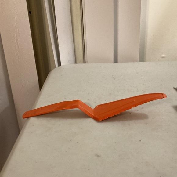 Tupperware Orange Pie Spatula - Picture 2 of 4